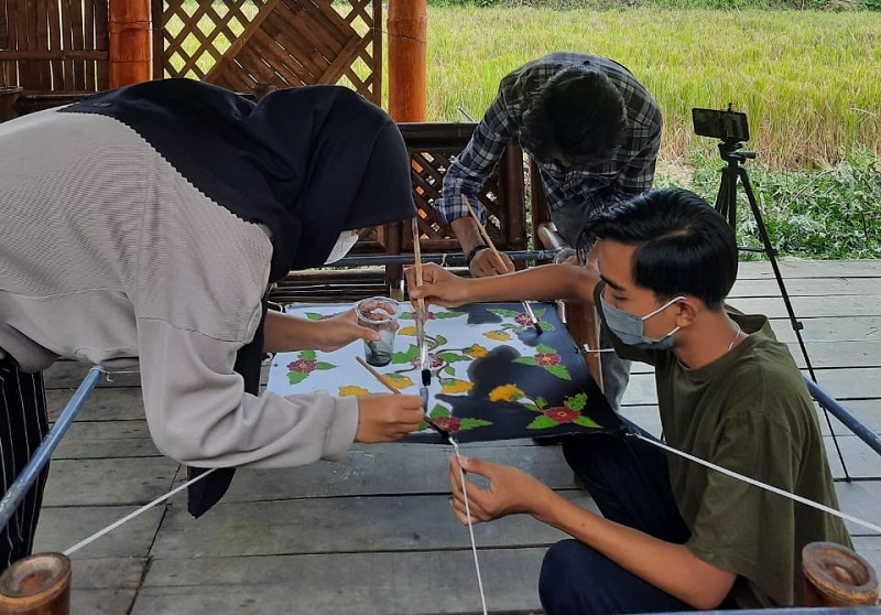Belajar batik di Kampung Budaya Polowijen merupakan cara Pengabdian Masyarakat oleh Mahasiswa (PMM) Universitas Muhammadiyah Malang (UMM) gelombang 18 kelompok 32 melestarikan budaya.