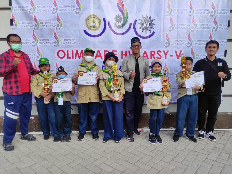 SD Muhlas memborong empat piala dari enam cabang lomba yang digelar MTs Muhammadiyah 2 (Madtsamuda) Pondok Pesantren (Ponpes) Karangasem Paciran Lamongan, Kamis (3/2/22).