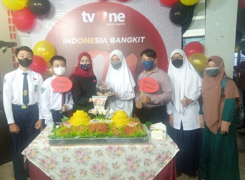 Spemgalas ikut memeriahkan ulang tahun ke-14 TV One di kantor TV One biro Jawa Timur yang beralamat di Jalan Dr Wahidi No 12 kelurahan Dr Soetomo Kecamatan Tegalsari Surabaya, Senin (14/2/22).