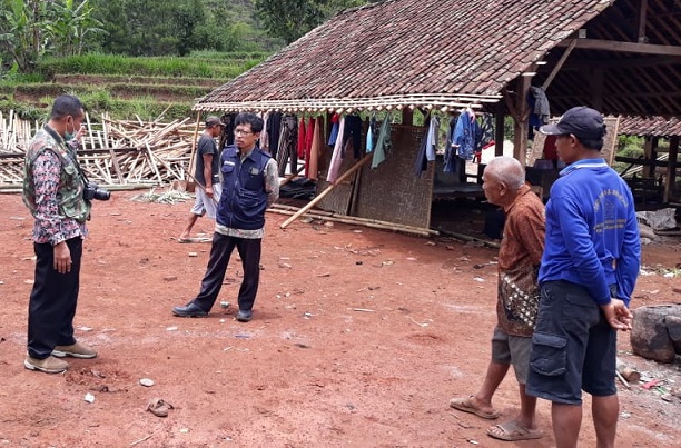 Bantu korban longsor di Kecamatan Nawangan, Lazismu Pacitan bantu keperluan sehari-hari seperti sembako pada keluarga korban.