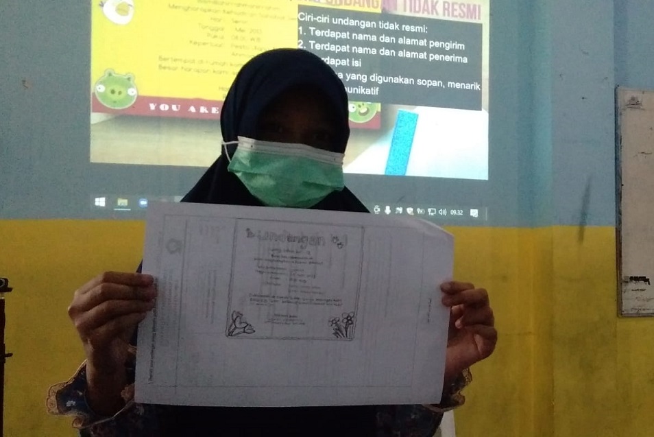 Seru dan asyik, belajar membuat surat undangan di kelas V Ar Royyan SD Muhammadiyah 3 Wage (Ikrom), Taman, Sidoarjo, Jumat (18/2/22).