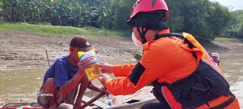 240 Liter Minyak Goreng Dibagikan ke Warga Bantara Sungai Bengawan Solo, liputan Fahtia Nur Rosyida kontributor PWMU.CO