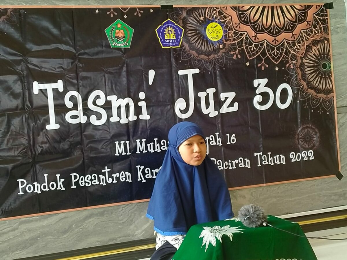 Siswi MIM 16 Ponpes Karangasem saat mengikuti ujian tasmik al-Quran (Zulfatus Salima/PWMU.CO)