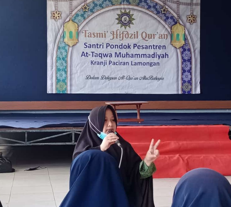 Ustadzah Rose Anita Rona, Pembina Santriwati Pondok Pesantren At-Taqwa Muhammadiyah Kranji saat menyampaikan materi bagi para penghafal al-Qur'an (Sifa'ul Qolbi/PWMU.CO)