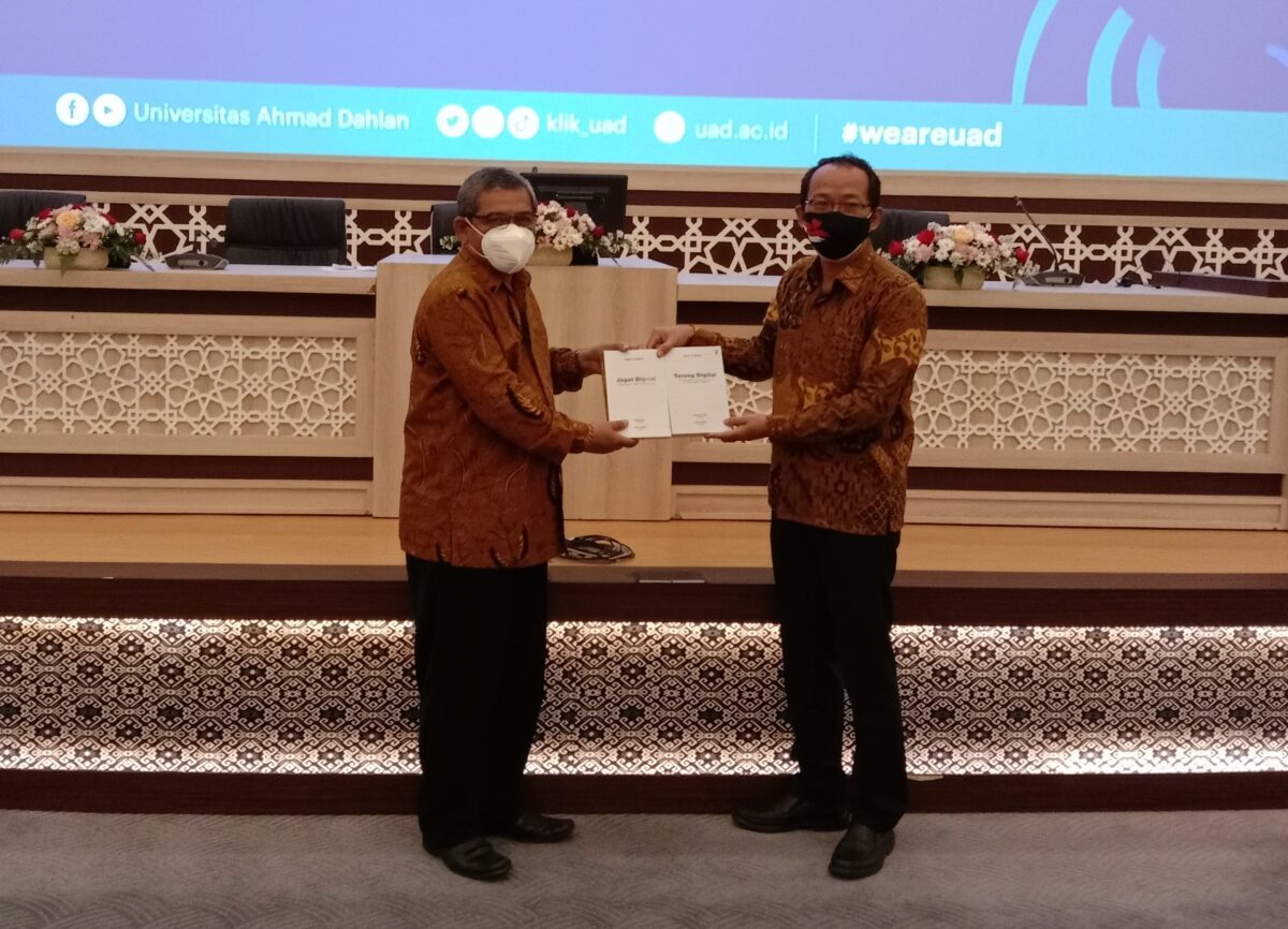 Rektor Universitas Ahmad Dahlan Dr Muchlas MT (kiri) dalam Seminar Pra Muktamar Muhammadiyah 2022. Menurutnya Muhammadiyah pelru banyak melahirkan influencer intelektual (Nely Izzatul/PWMU.CO)