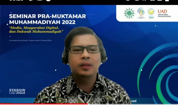 Wahyudi Akmaliah MHum saat menyampaikan materi Digital Distrupstion di Era Pandemi dalam Seminar Pra Muktamar Muhammadiyah 2022 (Nely Izzatul/PWMU.CO)