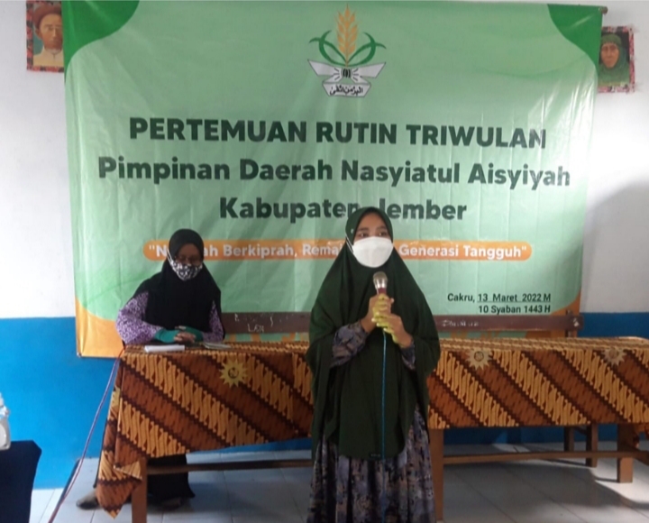 Ketua Pashmina PDNA Jember Ika Ratna Wijayanti SKep saat mengisi materi tentang stunting kepada kader Nasyiah (Dyah Ayu Kusumastuti/PWMU.CO)