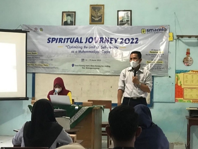 Ichwan Arif menyampaikan ciri tulisan yang baik dalam kegiatan sosial Spiritual Journey (Nur Alfi Syahriyah/PWMU.CO)