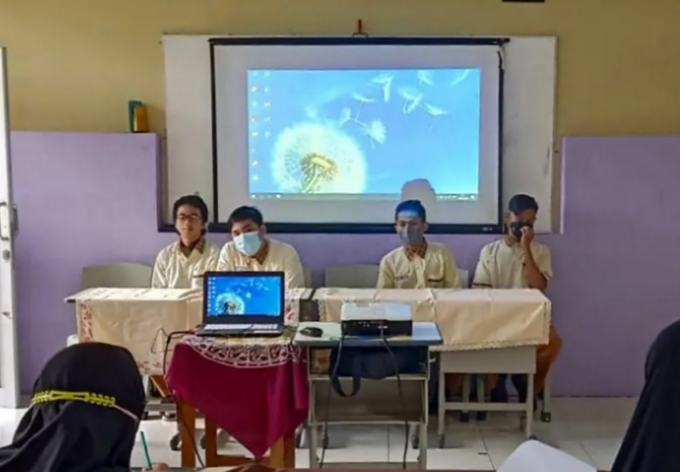 Suasana presentasi proyek di dalam kelas oleh Siswa SMP Muda Surabaya (Yunan Imannu/PWMU.CO)