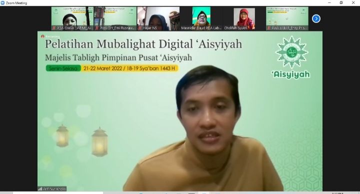 Arif Nur Kholis mengatakan, perlunya personal branding bagi Muballighat Aisyiyah (Ain Nurwindasari/PWMU.CO)