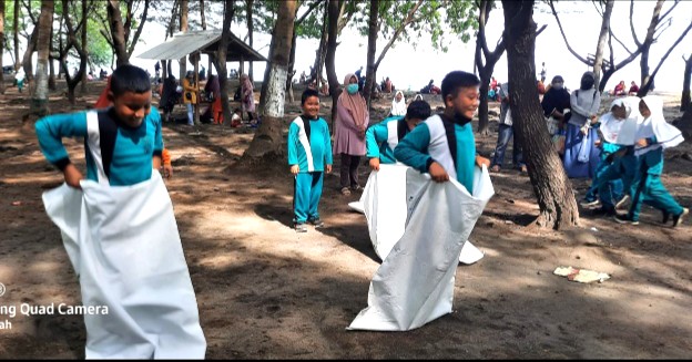 Siswa MIM Asembagus Refreshing ke Alam Terbuka, laporan kontributor PWMU.CO Kabupaten Situbondo Asiyah Jamil.
