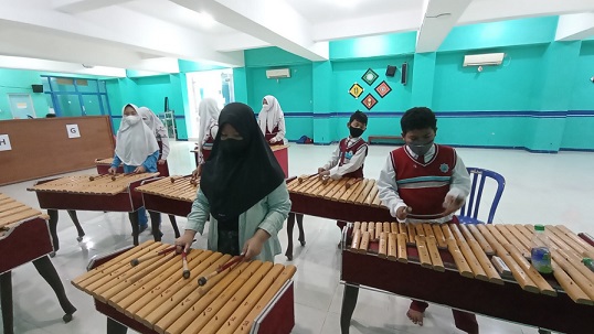 111 siswa SD Mumtaz siap pecahkan rekor MURI kategori ansambel dengan jenis alat musik terbanyak yang dimainkan siswa SD pada 27 Maret 2022.