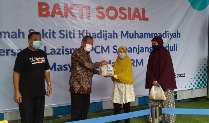 RS Siti Khodijah tebar 1000 paket minyak goreng dan gula pasir dalam kegiatan bakti sosial yang diselenggarkan pada Ahad (6/3/22).