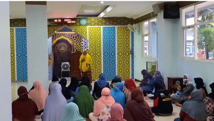 Luluk Humaidah saat memberikan arahan kepada peserta yang hadir dalam baksos Semarak Milad 105 Aisyiyah dan sambut Ramadhan 1443 H (Salman Alfarisi/PWMU.CO)