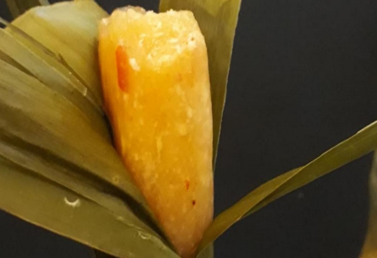 Bonggolan, makanan khas gresik. Saat kontributor Banyuwangi penasaran rasa Bonggolan di momen Milad Ke-6 PWMU.CO (Roudhotul Jannah/PWMU.CO)