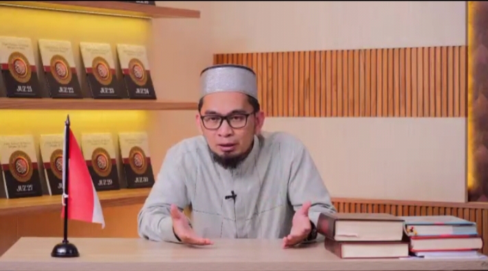 Ustadz Adi Hidayat (UAH) menyampaikan bekal warga Muhammadiyah menghadapi era disrupsi dalam Pengajian Ramadhan PP Muhammadiyah (Nely Izzatul/PWMU.CO)