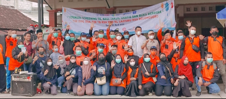 Relawan Muhammadiyah DMC Rumah Sakit Aisyiyah Bojonegoro (Fahtia Nur Rosyida/PWMU.CO)