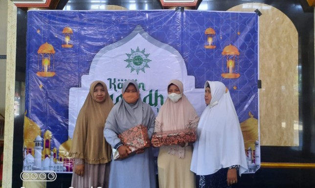 Kejutan Aisyiyah Asembagus Beri Penghargaan Kontributor PWMU.CO, liputan kontributor PWMU.CO Situbondo Asiyah Jamil.