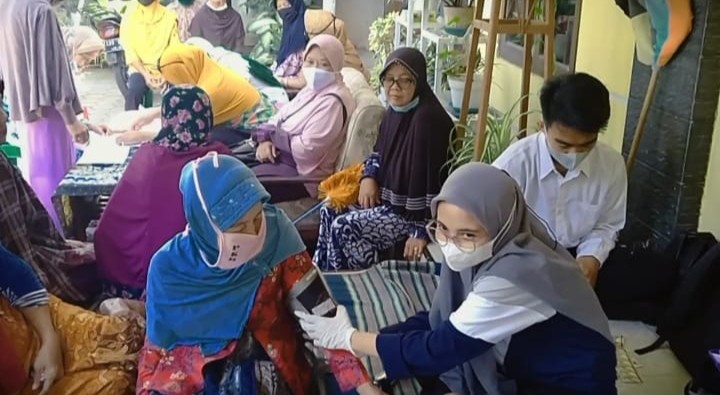 Posyandu Lansia Walidah Asembagus Cek Kesehatan Warga dan Bagi Sembako, liputan kontributor PWMU.CO Kabupaten Situbondo Nurul Karimah.