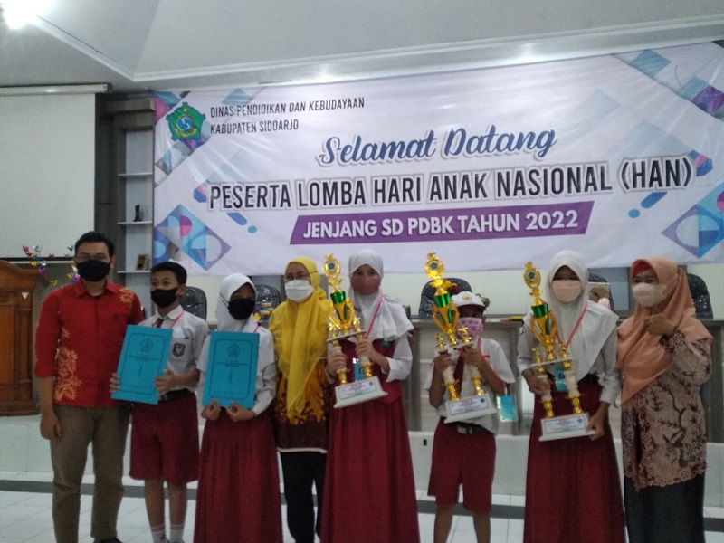 Siswa SD Ikrom Juara Hari Anak Nasional, liputan Muhammad Nasikin kontributor PWMU.CO