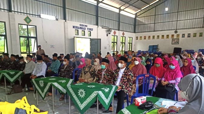 Bagi Sembako dan THR Warnai Safari Ramadhan PCM Kenebejo, liputan kontributor PWMU.CO Kabupaten Ngawi Suparno.