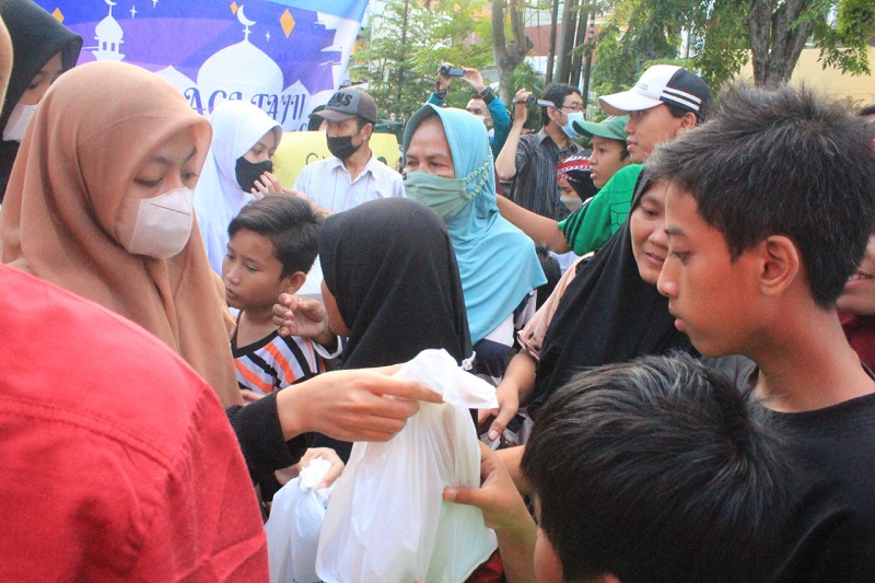 Siswa Spemluh Berbagi Takjil Makanan Khas Ponorogo Pwmu Co Portal