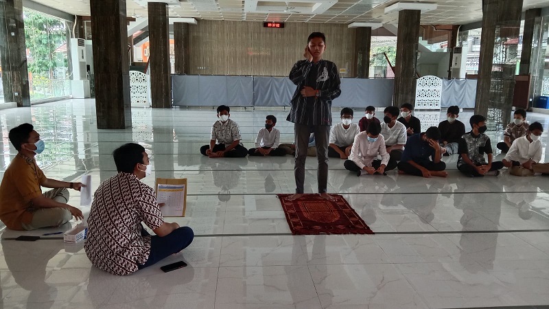 Siswa Spemdalas Kumandangkan Azan di MMC Spemdalas, Liputan Ria Rizaniyah kontributor PWMU.CO
