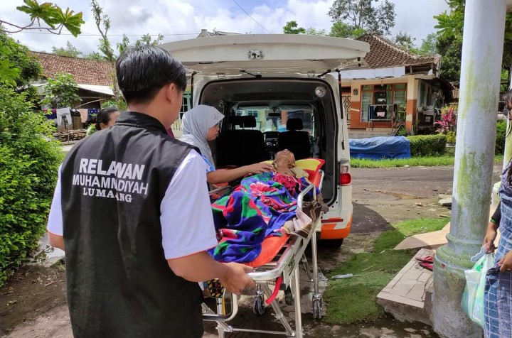 Ambulans Gratis Lazismu Lumajang 78 Kali Antar Pasien, liputan kontributor PWMU.CO Kabupaten Lumajang Kuswantoro.