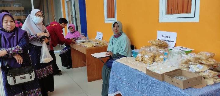 Bazar Aisyiyah Meriahkan Halal Bihalal Muhammadiyah Lumajang, liputan kontributor PWMU.CO Kabupaten Lumajang Kuswantoro.