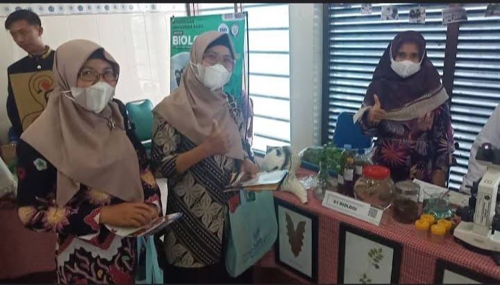 Prodi Umla berlomba menampilkan produk terbaik dalam kegiatan Bazar Pendidikan. Prodi Biologi Umla saat menunjukkan produknya (Alfain/PWMU.CO)