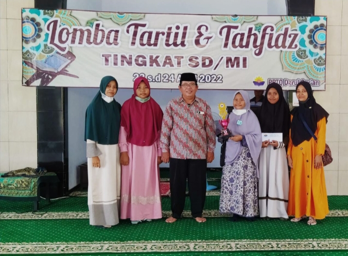Tim MIM 02 Cakru Saat meraih medali Juara 2 Lomba Tahfidz (Maulana Arif/PWMU.CO)