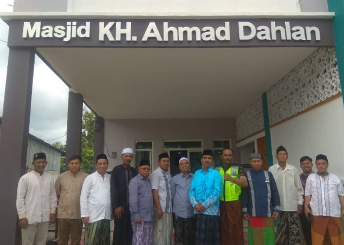 PRM dan Takmir Masjid KH Ahmad Dahlan Prupuh usai melangsungkan sholat Jumat perdana (Nurkhan/PWMU.CO)