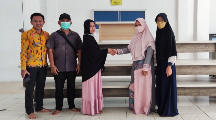 Serah Terima Meja Belajar dari Ikwas SMP Aisyiyah Boarding School Malang kepada kepala sekolah (Moh. Anis/PWMU.CO)