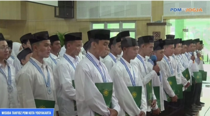 40 Lulusan Terbaik SMA Muhi Ikuti Wisuda Tahfidz Akbar (Yusron Ardi/PWMU.CO)