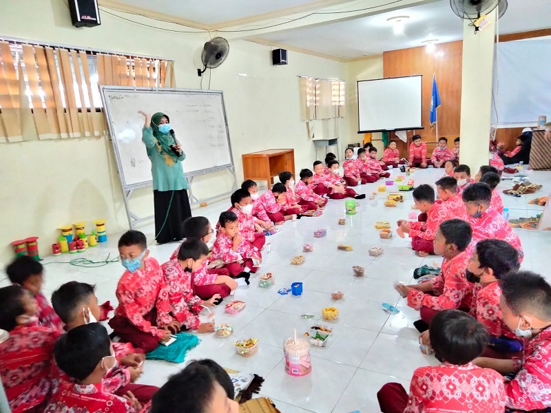 Awali Masuk Sekolah, Siswa SD Muri Bawa Aneka Kue dalam Toples, liputan Qomariyah kontributor PWMU.CO
