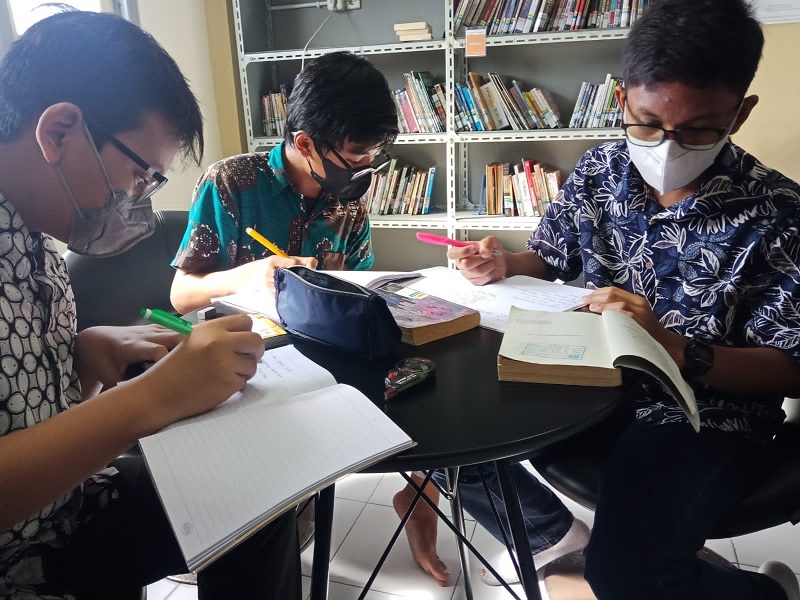 Lima Tips Rangsang Siswa Gemar Membaca, tulisan Ichwan Arif, Co-Editor PWMU.CO dan Kepala Perpustakaan Taman Ilmu SMP Muhammadiyah 12 GKB Gresik (Spemdalas)