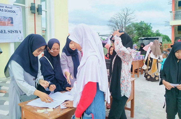 Bazar Amal menjadi cara kreatif SMP Muhammadiyah 13 Campurejo (Hamas School) berpromosi. Liputan Nurkhan, kontributor PWMU.CO Gresik.