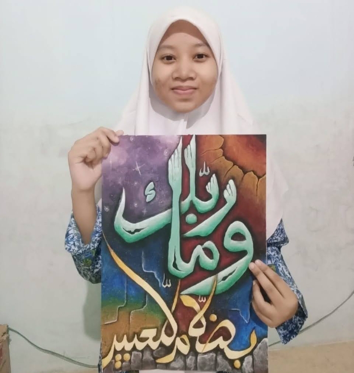 Siswi SMPM Jipat Mumtahanah Najiyah menampilkan karya kaligrafiny (Akbar Al Mubassyir/PWMU.CO)