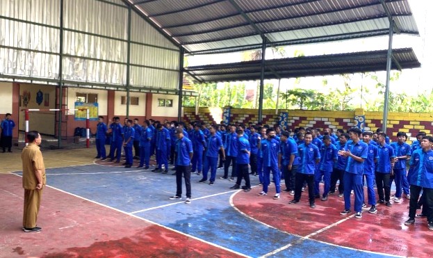 SMK Models Lepas 130 Siswa PKL ke Iduka, liputan kontributor PWMU.CO Kabupaten Banyuwangi Fela Layyin.
