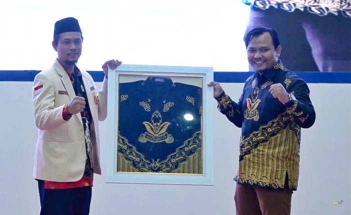 Diproduksi pengrajin Tulangan, inilah batik Pemuda Muhammadiyah Sidoarjo. Liputan Darul Setiawan, kontributor PWMU.CO Sidoarjo.