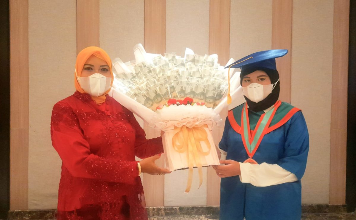 Bersyukur Wisudawan Diajari Tahfidh Bunda Ini Siapkan Buket Spesial