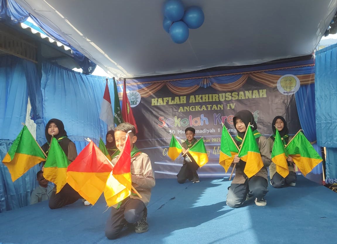 Parade Semapore HW Hibur Wisudawan Sekolah Kreatif Menganti | PWMU.CO ...