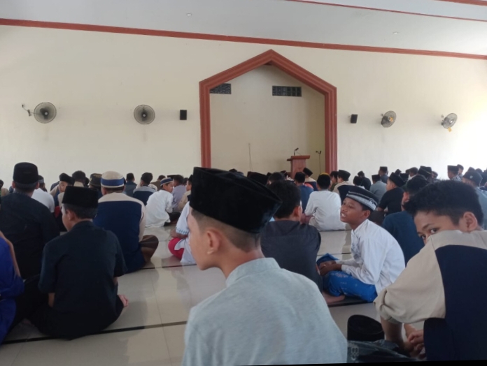 Santri Al Mizan saat hendak melaksanakan shalat berjamaah (Mustain Masdar/PWMU.CO)