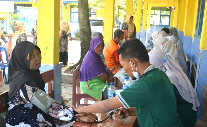 Stikes Muhammadiyah Bojonegoro Cek Kesehatan Gratis dan Penyuluhan PMK, liputan kontributor PWMU.CO Kabupaten Bojonegoro Pratiwi Aryanti.