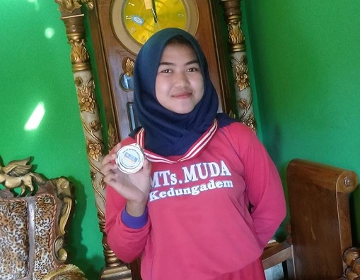 Baru pertama ikut lomba, siswa MTs Muda Kedungadem Linda Anastasya juara III lomba renang. Liputan Samsul Arifin, kontributor PWMU.CO.