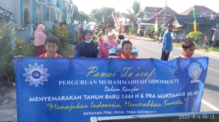 Siswa-siswi Perguruan Muhammadiyah Sidomukti ramaikan pawai ta'aruf peringati Tahun Baru Islam dan Semarak Muktamar (Fahrurrozi/PWMU.CO)
