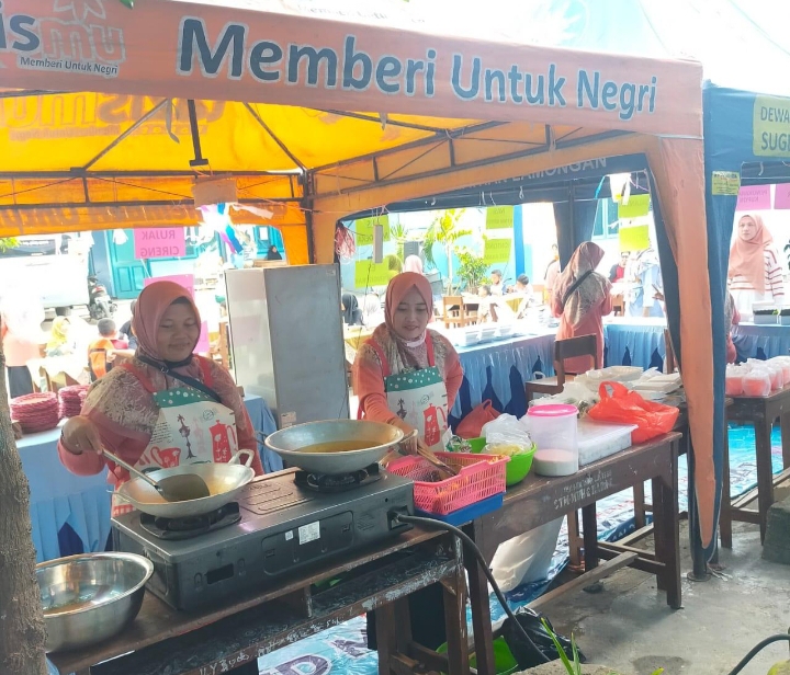 Bazar Merdeka SD Muhammadiyah 1 Babat (Mighfar/PWMU.CO)