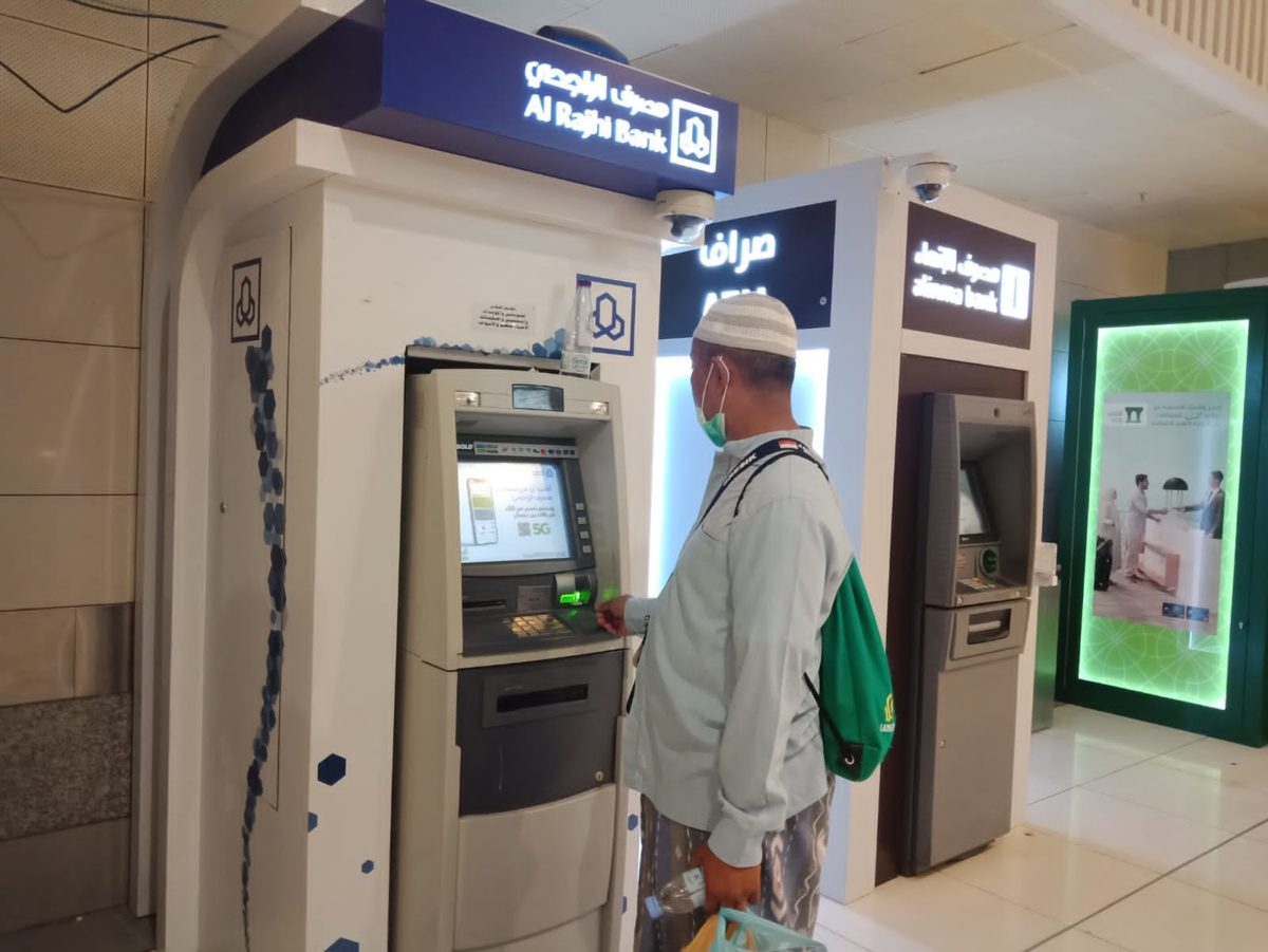 Cara melakukan tarik tunai melalui ATM di Arab Saudi