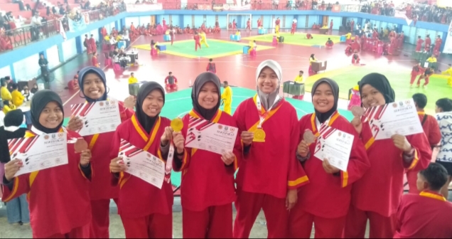 Sepuluh atlet Tapak Suci SMP Aisyiyah Boarding School Malang berlaga dalam Jatim Open (Moh Anis/PWMU.CO)