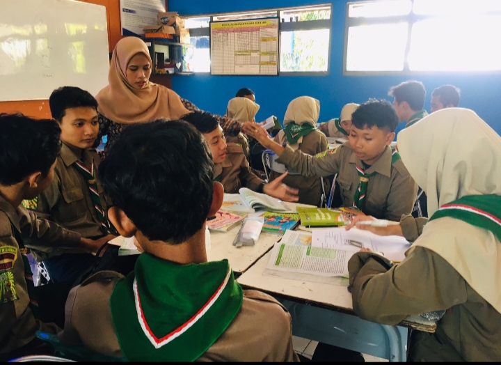Untuk pertahankan kualitas, salah satu guru SMP Mulia Bungah menjalani supervisi (Himatul Uyun/PWMU.CO)